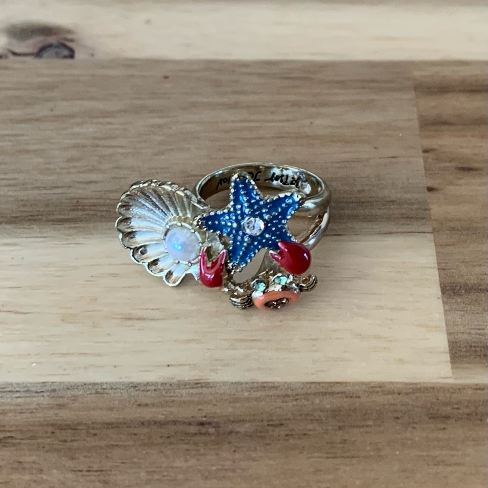 Betsey Johnson enameled sea star and seashell crab ring jewelry Size 7.5 NWOT